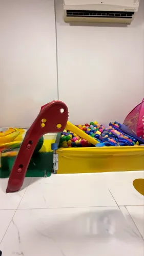 Piscina de bolinha e escorregador em excelente estado.