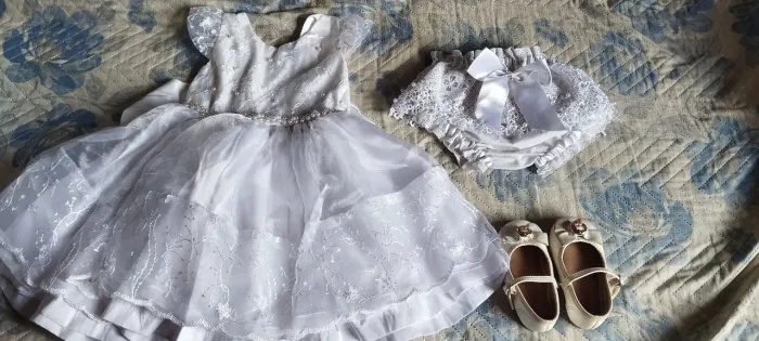Conjunto infantil (vestido, calçado)