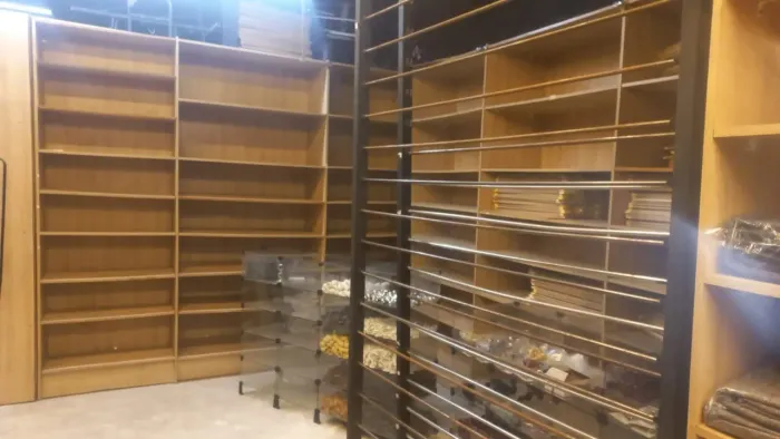 Conjunto de Estantes e Armários para Loja