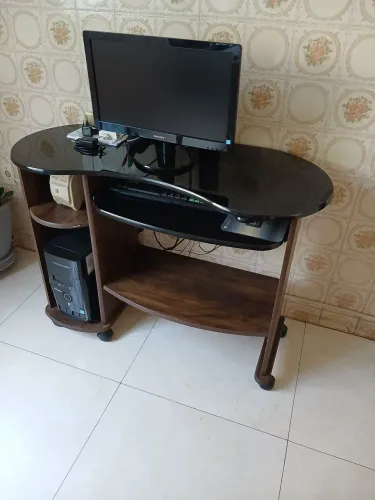 Vendo uma mesa para computador perfeita com rodinhas