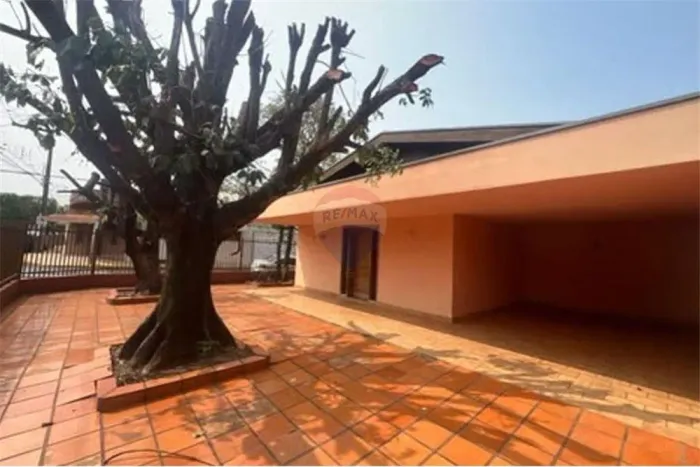 Casa à venda no Centro de Rancharia ao lado da Policlínica