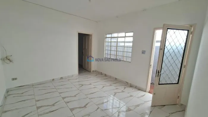 Casa para locação na Vila Monumento com 01 quarto e 02 vagas de garagem