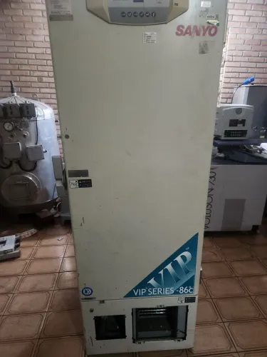 Ultrafreezer Sanyo de laboratório - chega -86 graus