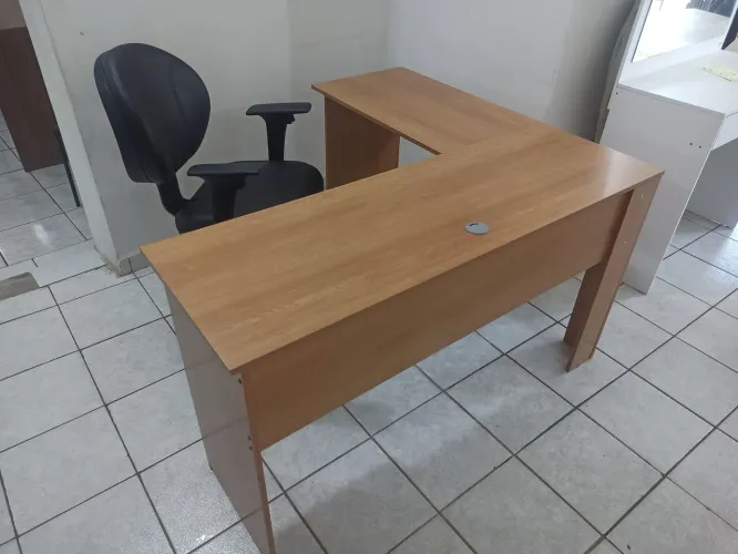 Mesa em L e cadeira executiva para escritório 