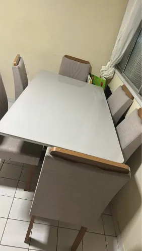 Mesa com 6 Cadeiras praticamente nova.