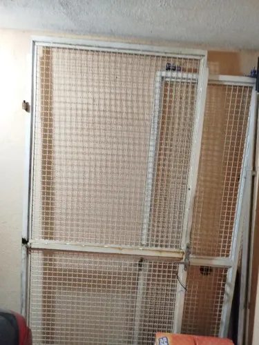 Porta em aço com tela ondulada