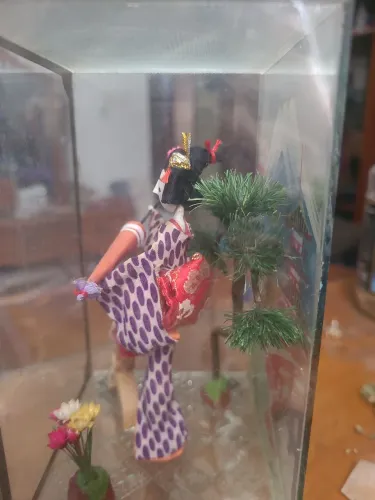 Boneca japonesa vintage original em vitrine. Década de 1970. Rara.