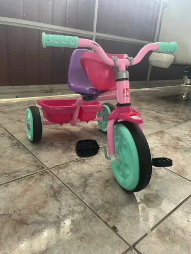 Triciclo infantil Bandeirante Bandy com cestinha.