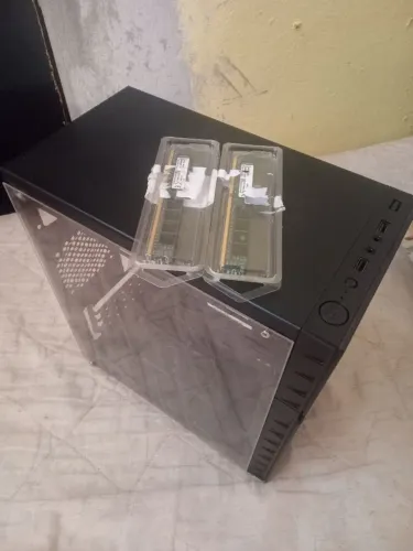 Mini gabinete e memória ram ddr3 2 pente de 4 gb