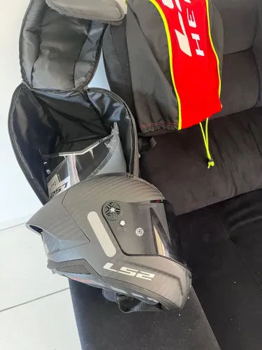 Vendo capacete profissional LS2- fibra de carbono Tamanho 58