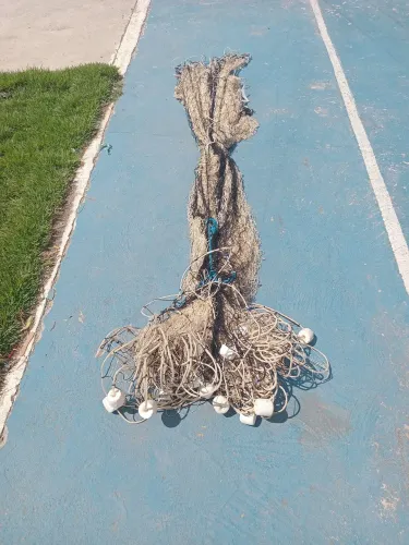 Barco com motor novo e duas redes de pesca