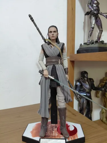 Hot Toys Rey Jedi Training 1/6 Star Wars (Apenas Figura E Base - Loose)