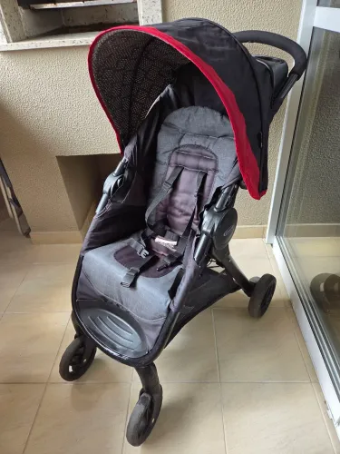 Carrinho de passeio Graco dobrável para bebê e criança com proteção uv 50 e porta bagagem