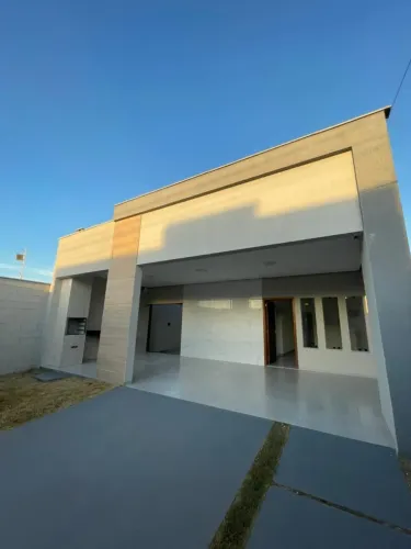 Casa nova, no Jardins das Oliveiras, com 3 quartos, com uma suíte e garagem coberta.
