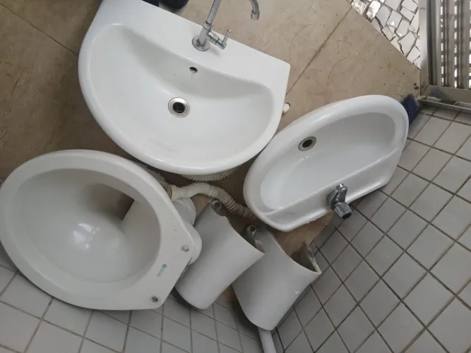 Duas pias e uma privada
