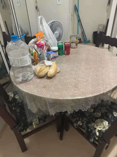 Mesa com 4 cadeiras 