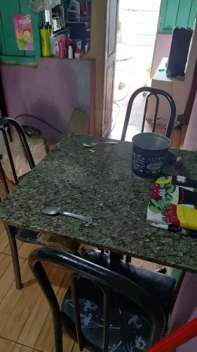 Mesa com 3 cadeiras