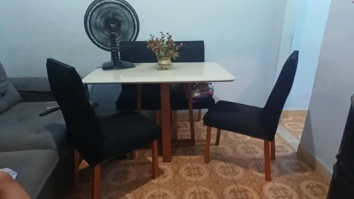 Mesa boleada 4 cadeiras madeira pura nem um ano de uso nunca foi tirada a capa. Cor cinza