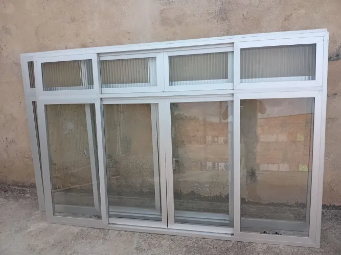 Duas janelas de alumínio com todos os vidros 1.000 cada uma