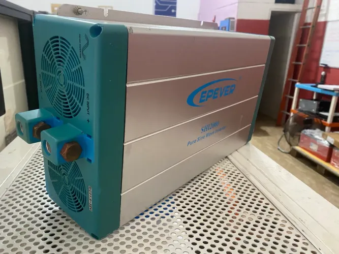 Epever 24/220 2000W