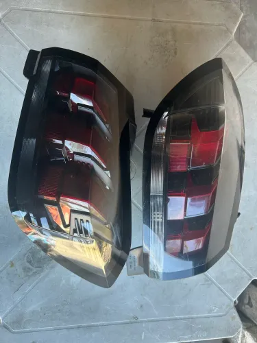 Par de lanterna de peugeot 208 23/24