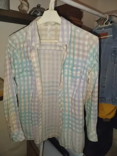 Camisas femininas tamanho P, novinha, usadas algumas vezes.