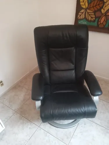 Poltrona Lafer Kiri em couro preto legítimo
