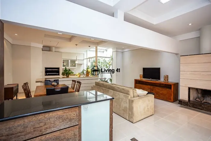 Duplex 135m² no Cabral | 3 Quartos 1 Suíte | Lareira | Área Gourmet | 3 Vagas | R$ 1.340.0