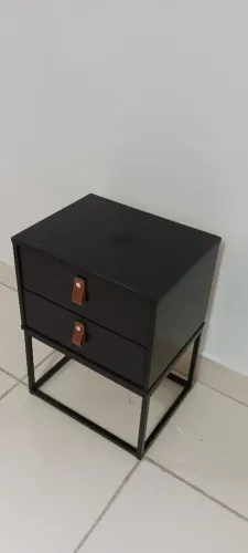 Mesa de cabeceira estilo industrial bem conservada