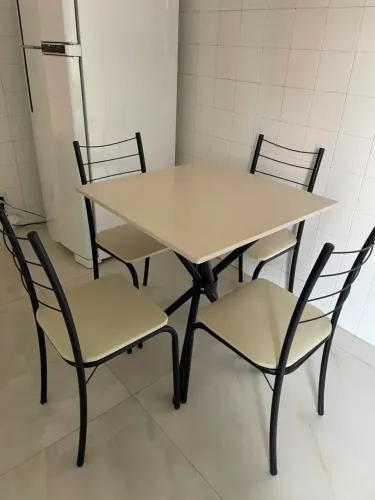 Mesa com 4 cadeiras