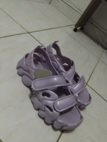 Percata da melissa usada apenas 1 vez,com marcas de uso por muito tempo guardada