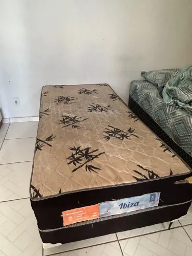 Vendo duas camas box solteiro