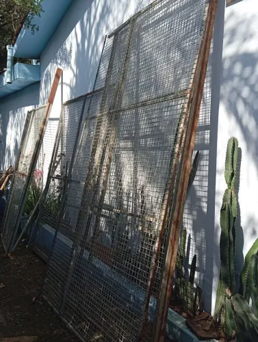 Grades de ferro para cercado.