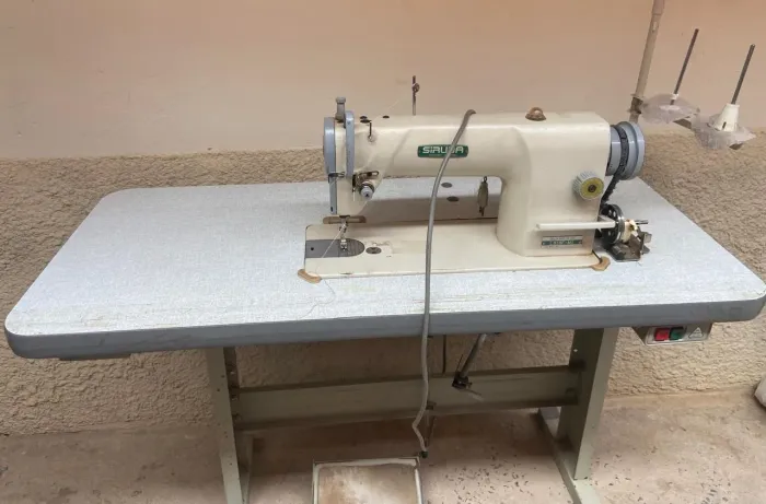 Máquina de costura reta industrial siruba