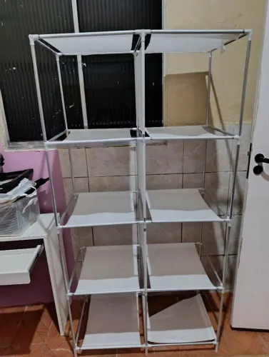 Organizadores e mesa com gaveta