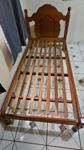 Cama de madeira 