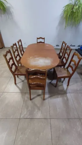 Mesa em madeira maciça 