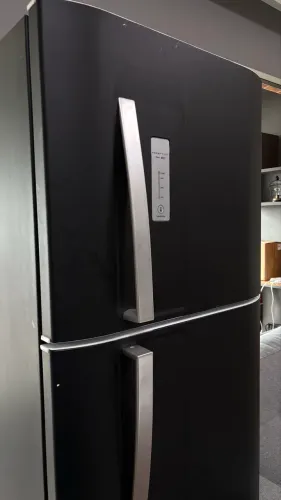 Geladeira Electrolux DFN42 preta