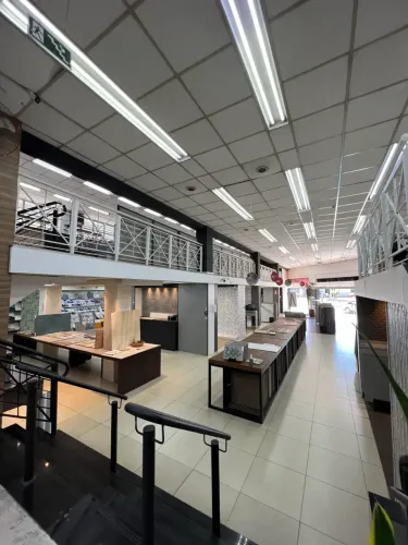 Lojão em Vão livre c/ 2000 m2 c/ salas c/ estacionamento -Carlos Prates- Belo Horizonte -