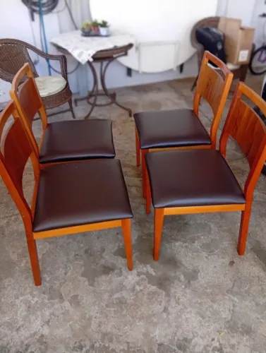 Cadeiras de madeira com estofado courissimo