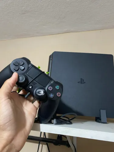 PS4 SLIM 1tb (2 suporte, capa protetora, 2 controles)