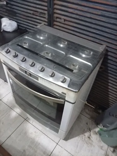 Geladeira, fogão, sofá com Chase, portas