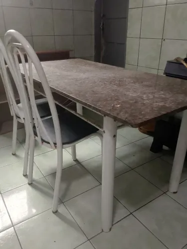 Mesa de mármore de 6 lugares.