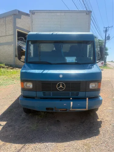 MB 710 com baú