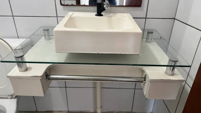 Gabinete de Banheiro em Vidro Temperado + Cuba de Apoio + Torneira Preta