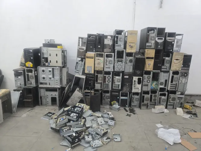Lote 65 gabinete computador