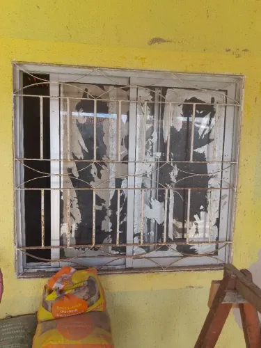 Janela de alumínio com grade pega ladrão