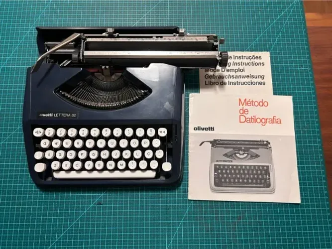 máquina de escrever olivetti lettera 82