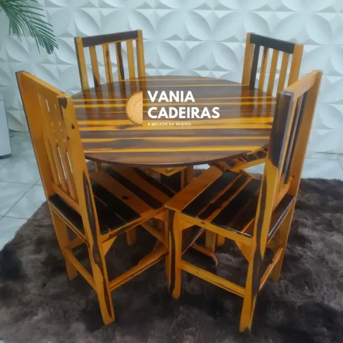 Mesa de Jantar de Madeira