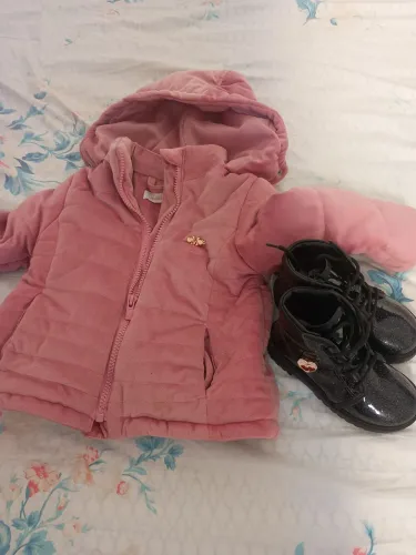 Jaqueta da Milon, tamanho 2 veste até o 3anos , botinha da molequinha tamanho 23
